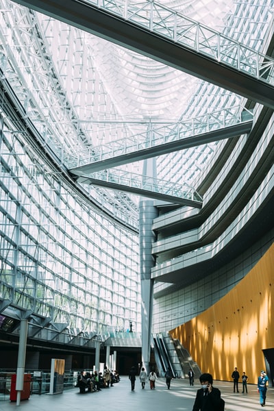 人们在购物中心
